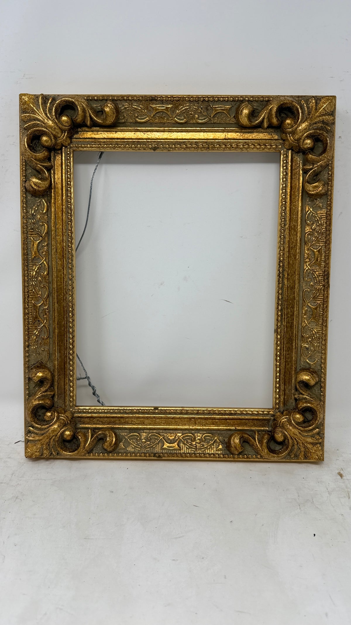 Ornate Gold Acanthus Scrollwork Picture Frame – Vintage-Inspired Baroque Style