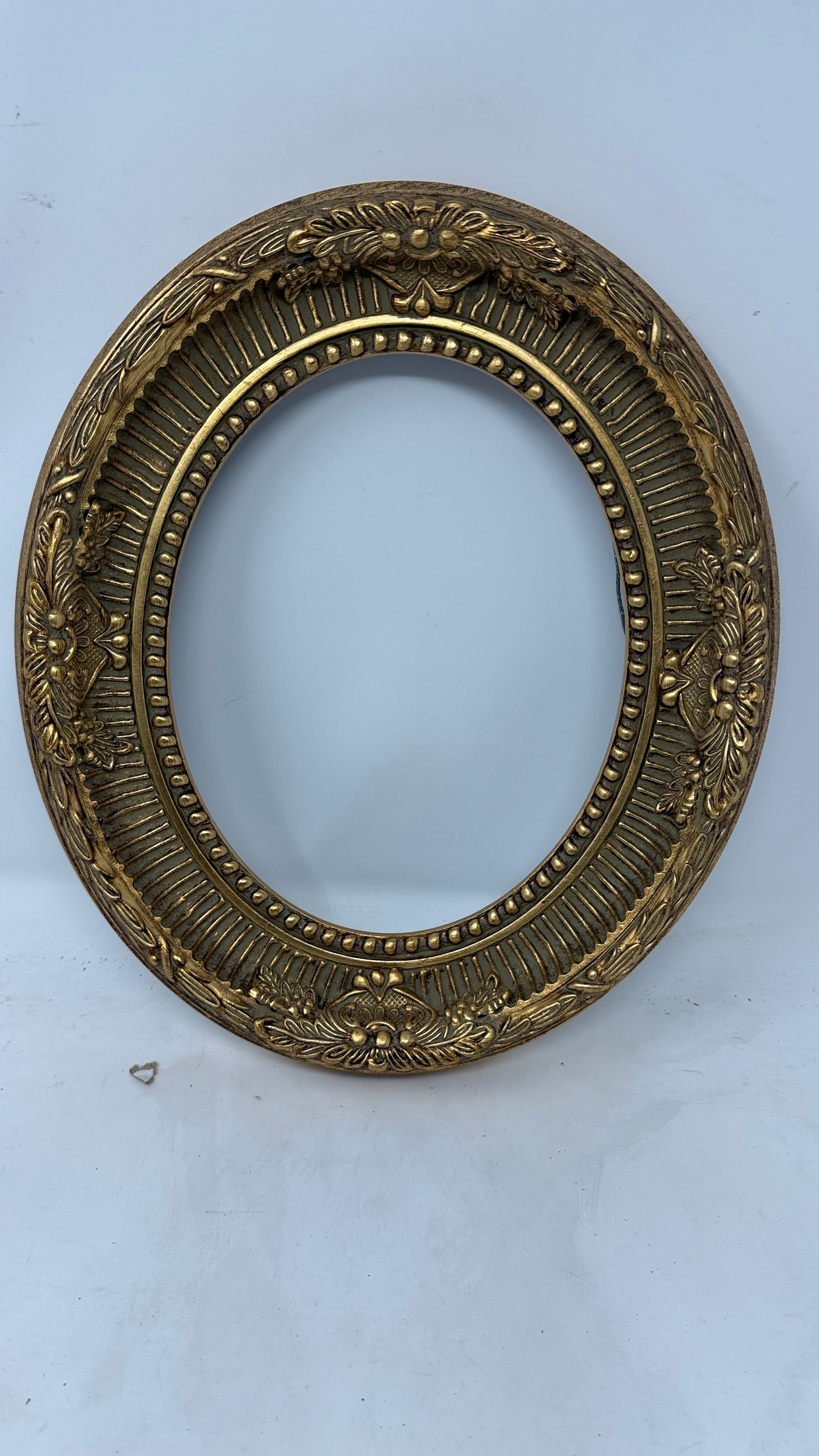 Gilded Oval Elegance ✨🏛️