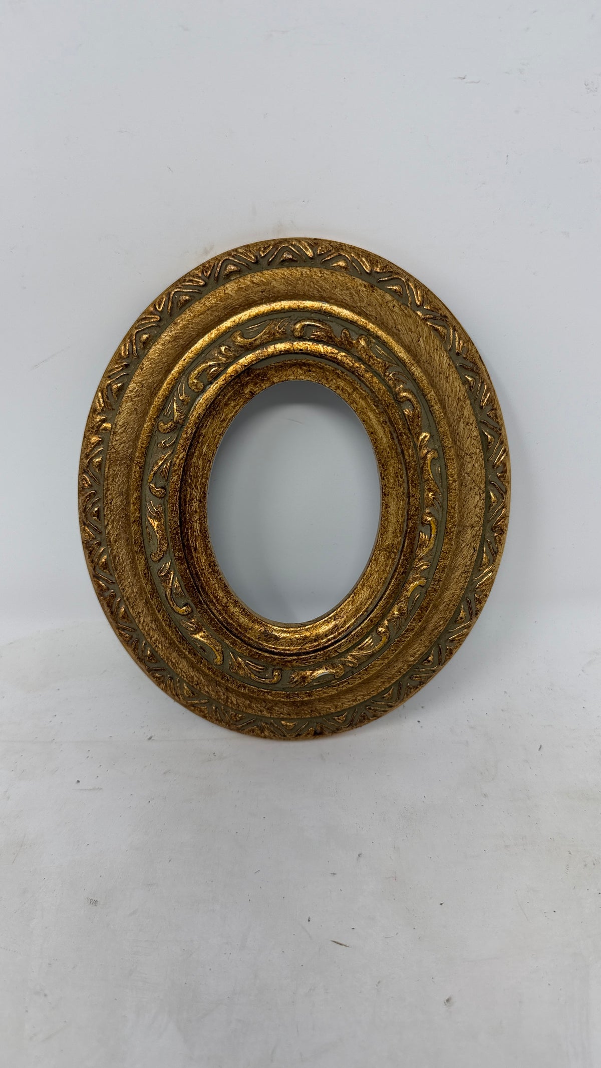 Gilded Oval – Ornate Gold Decorative Frame