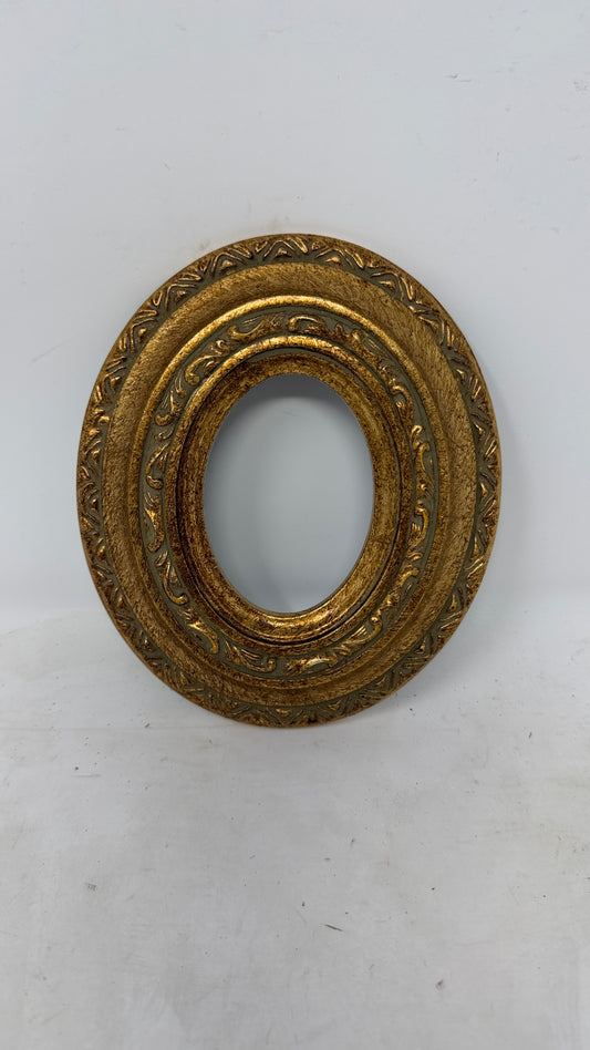 Gilded Oval – Ornate Gold Decorative Frame